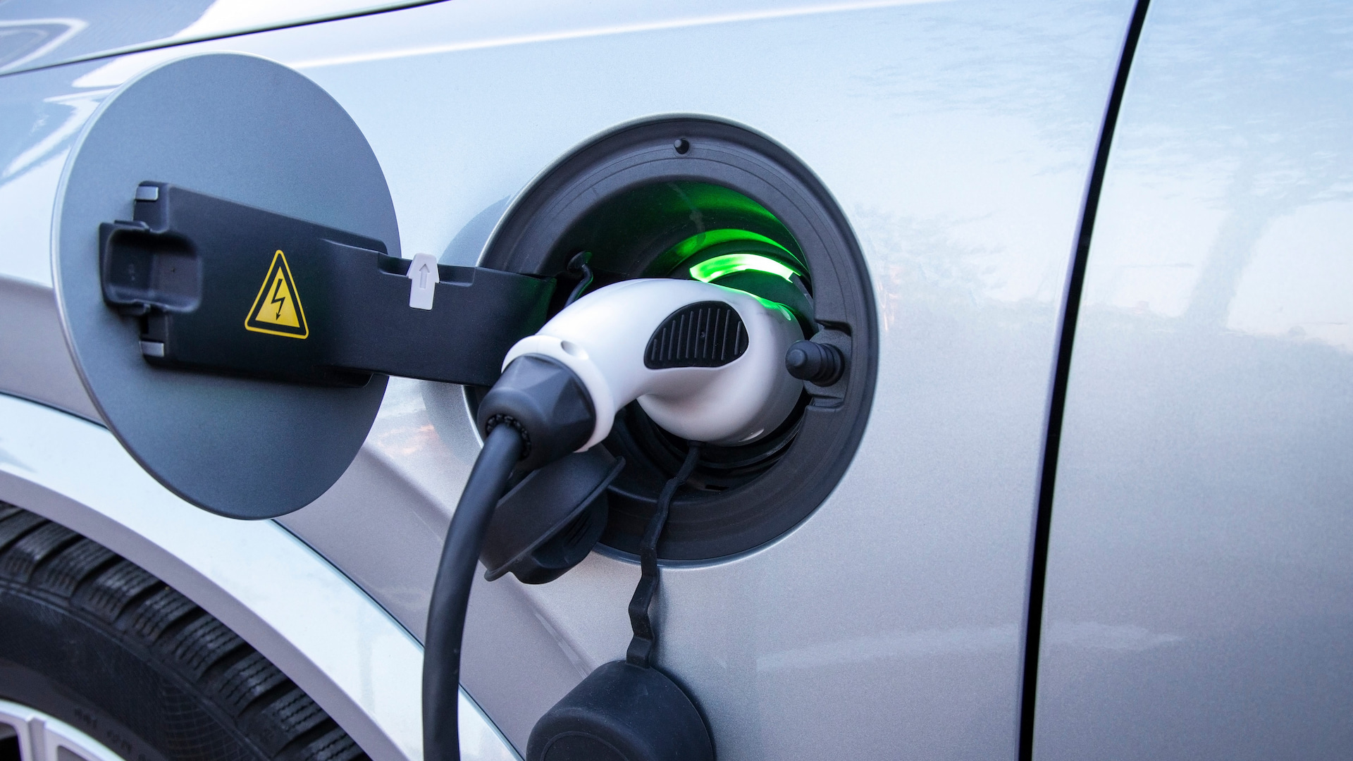 less-plug-more-play-why-the-future-of-evs-does-not-belong-to-plugs-and-cables